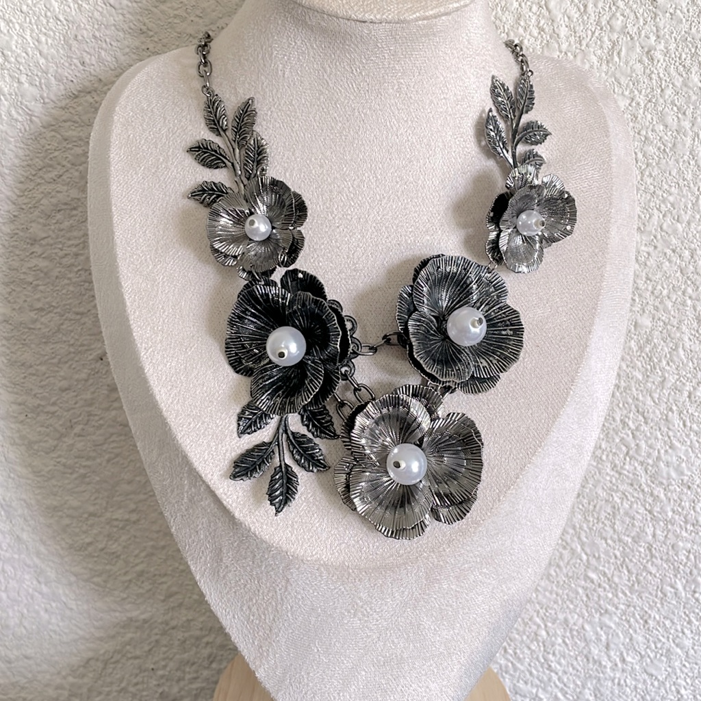 Vclm Floral Necklace